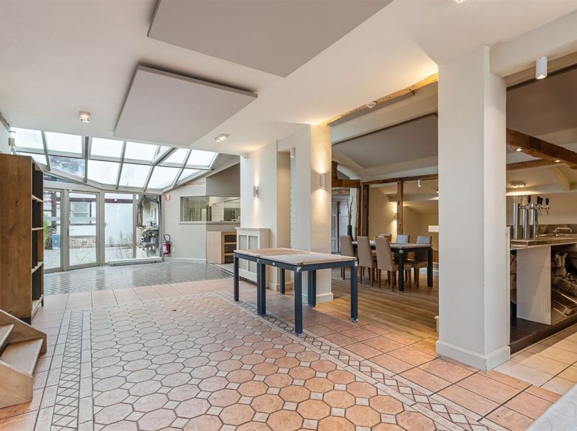Te koop: Karaktervol feestzaal/restaurant met ruime woonst en parking op uniek domein van 74a 57ca!<br />
Bent u op zoek naar een eigendom waar wonen