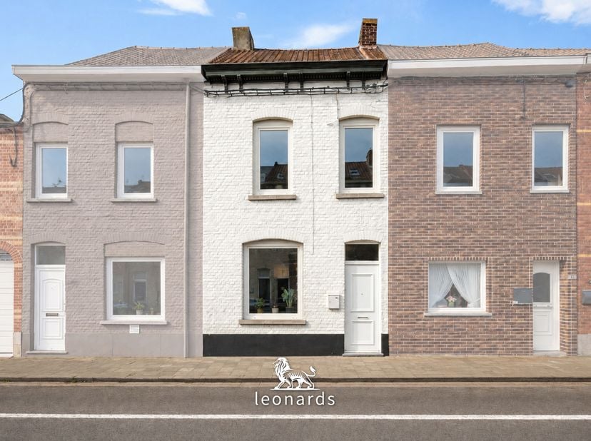 Êtes-vous à la recherche d'une maison que vous pourrez aménager entièrement selon vos goûts ? Cette maison de ville à rafraîchir, située au cœur de Ha