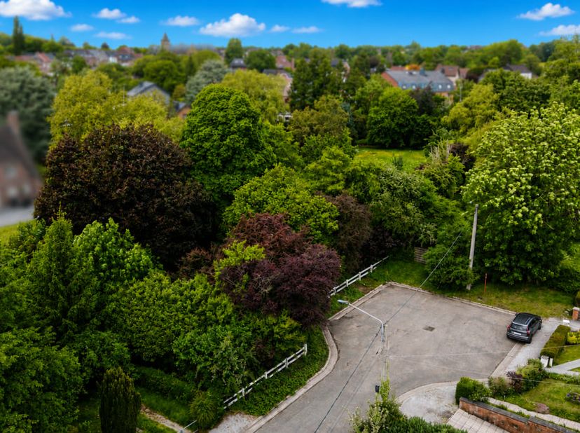 Votre agence de Mont-sur-Marchienne vous présente 1 terrains plat de +/- 30 mètres de façade et situés dans une rue calme. Il est le rare terrain non