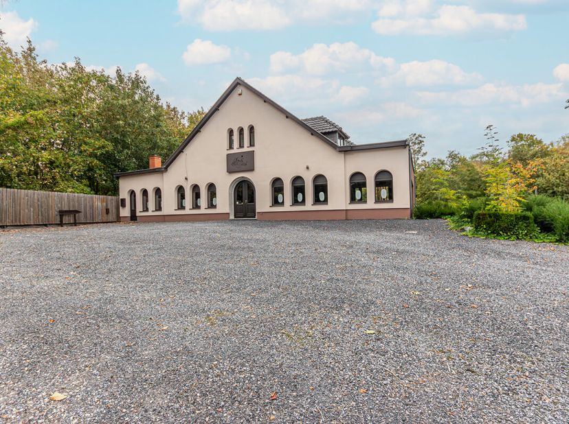 Bedrijfsvastgoed te koop in ,
                    6500 Beaumont