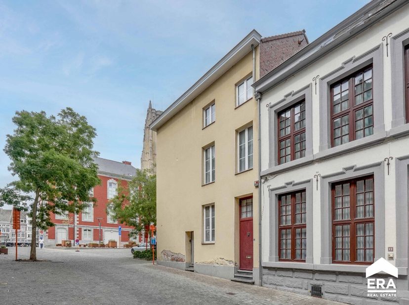 Karaktervolle woning bestaande uit 2 handelsruimtes en een apart bereikbaar woongedeelte met 4 slaapkamers, gelegen in het centrum van Tongeren.Deze w