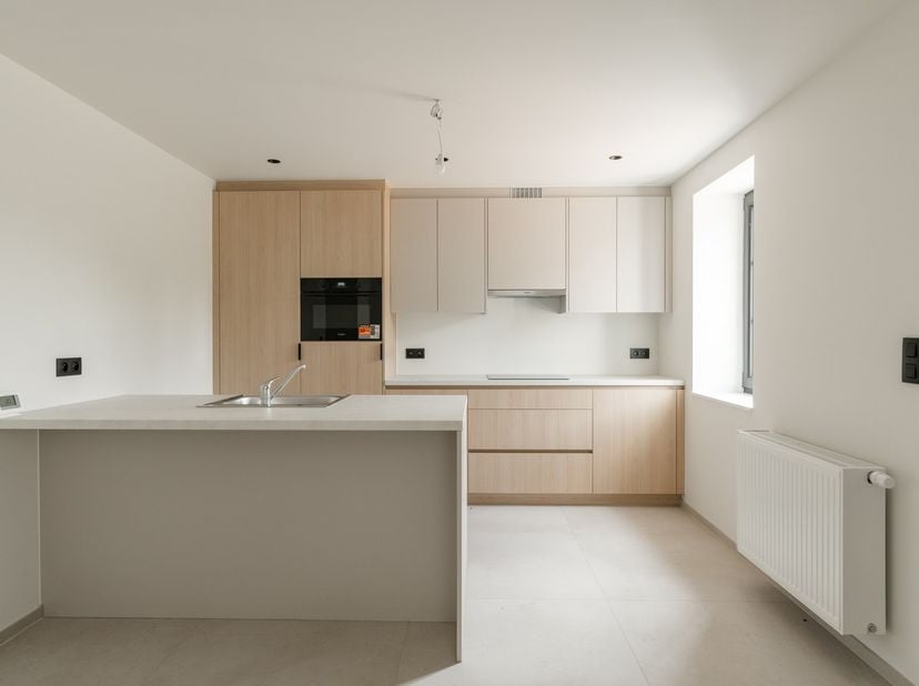 Op zoek naar een instapklare woning met karakter, hedendaags comfort én een verrassend diepe tuin? Dan is deze volledig gerenoveerde charmante woning