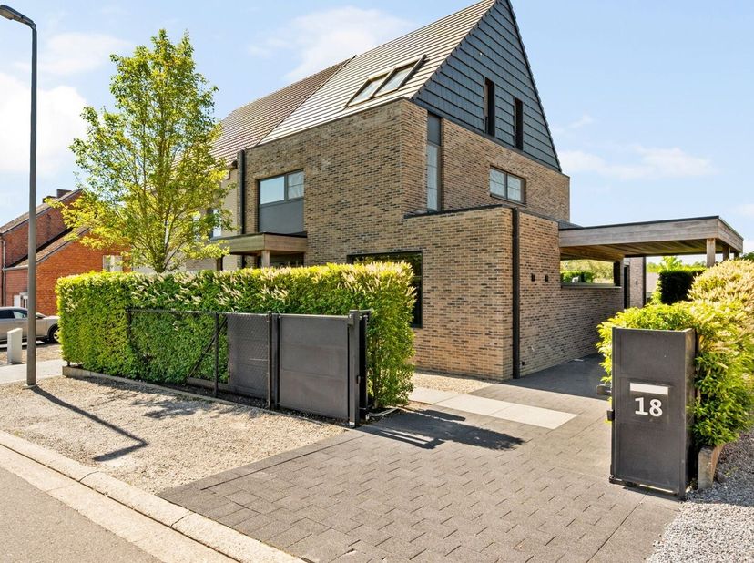 Op zoek naar een ruime, instapklare woning waar comfort, privacy en een uitstekende ligging samenkomen? Deze energiezuinige gezinswoning in het gelief