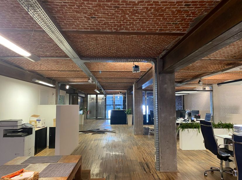 Dit kantoor bevindt zich in het charismatische gebouw 'Entrepot du Soleil' vlakbij het Eilandje. Het pakhuis werd gerenoveerd met oog voor de ambachte