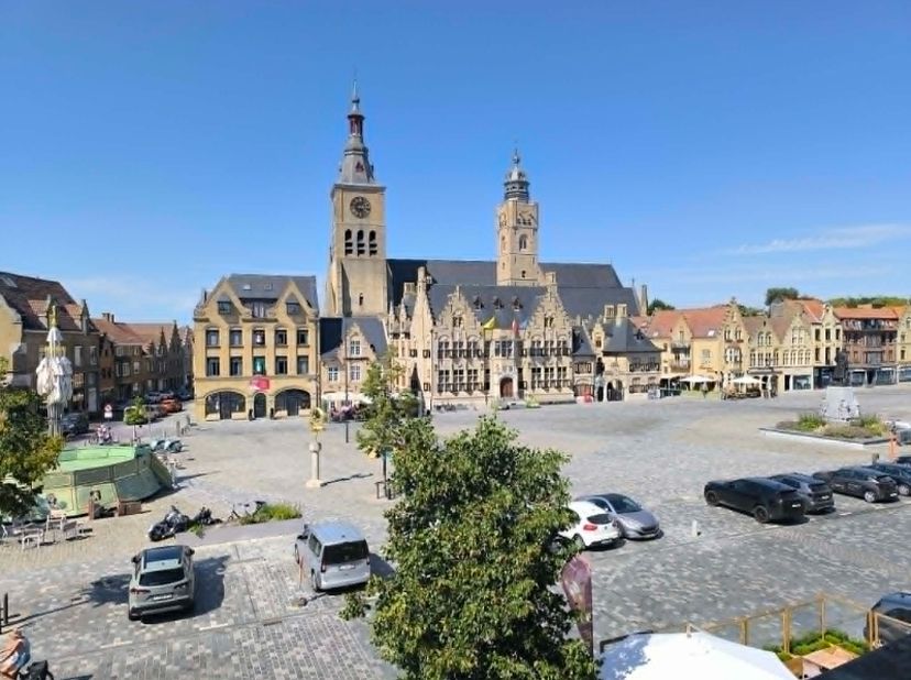 BOD WELKOM!<br />
Opbrengsteigendom, Grote Markt Diksmuide.<br />
Bestaande uit handelspand(vrij van gebruik) en 2 appartementen (te renoveren).<br />