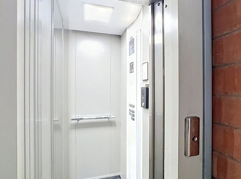 Groot instapklaar appartement met een bewoonbare oppervlakte van 125 m² gelegen in het centrum van Gistel en bestaande uit: lift - inkomhal met inbouw