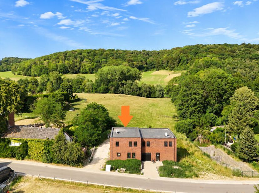 Superbe maison neuve semi-mitoyenne (+/- 130m² d'après plans) avec terrasse et jardin paysager, offrant une vue panoramique exceptionnelle sur lenviro