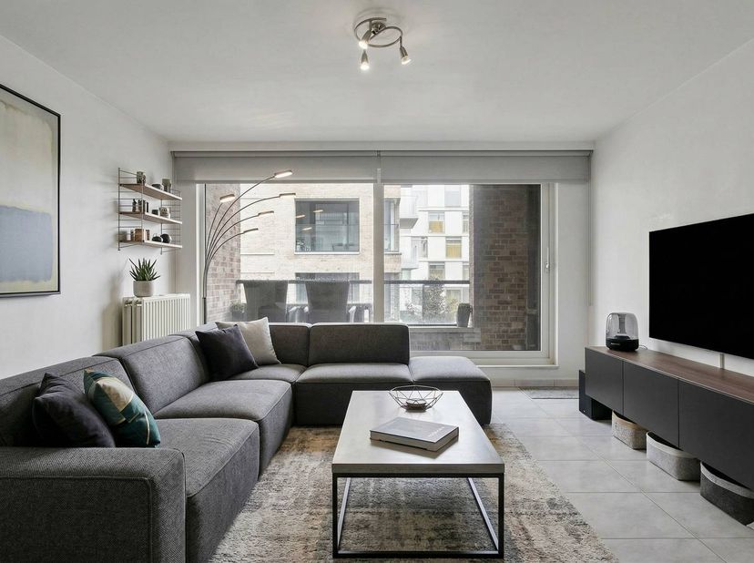 Gelegen in het centrum van Roeselare bevindt zich dit ruime en energiezuinige appartement op de eerste verdieping van een verzorgde residentie. Met ee
