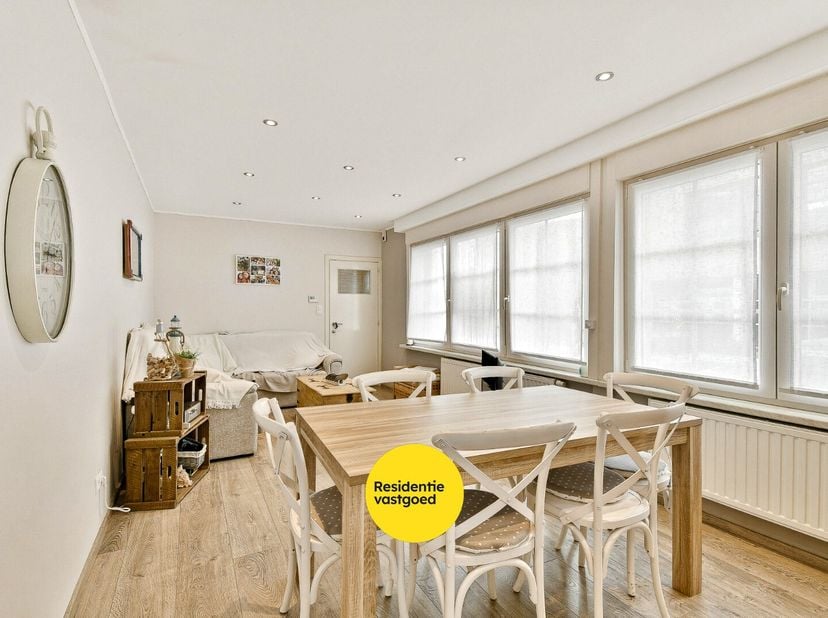 Bent u op zoek naar een compacte, praktische woning volledig op het gelijkvloers? Dan is deze charmante hoekwoning zeker een bezoek waard. Via de inko
