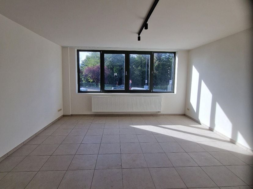 Mooi appartement gelegen op de 2de verdieping van een kleinschalige residentie vlak aan de Sint-Truiderbrug. Leuke ligging op wandelafstand van het br