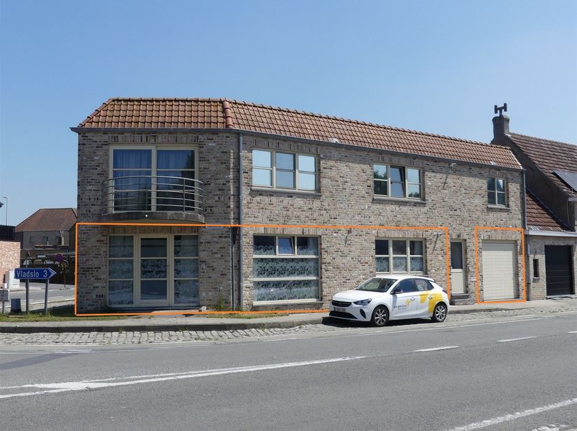 In de dorpskern van Beerst, deelgemeente van Diksmuide, kunt u dit ruim gelijkvloersappartement met garage aantreffen.<br />
<br />
De indeling van