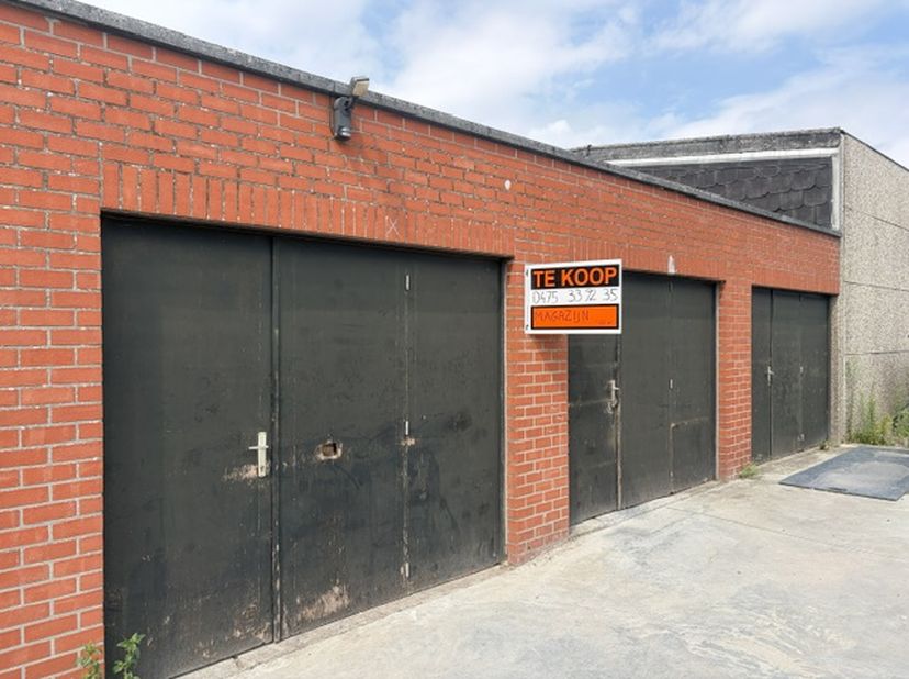 Magazijn + 2 garages te koop.<br />
Water en toilet.<br />
Afgezonderde verwarmde ruimte.<br />
+- 260m²