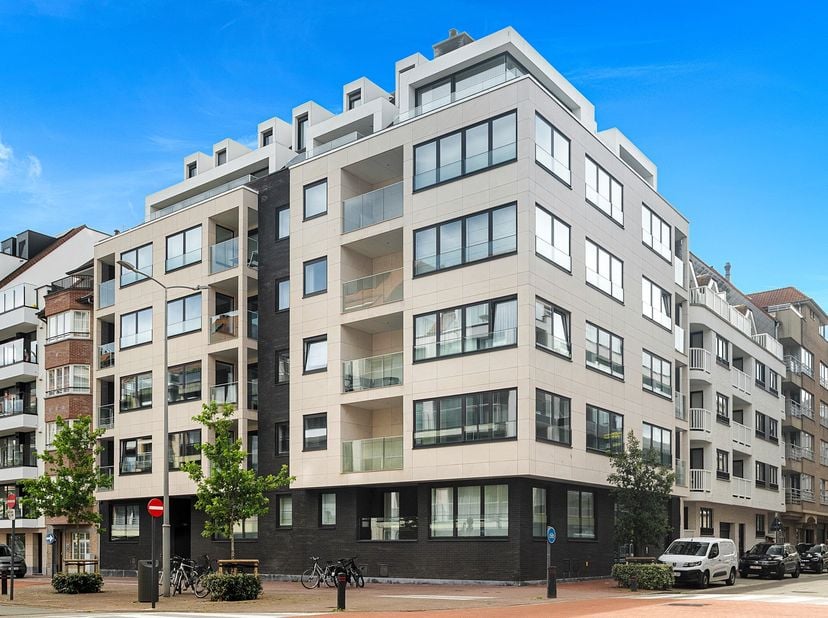Mooi 1 slaapkamer-appartement in een recent gebouw (bj 2014) en gunstig gelegen vlakbij het Rubensplein. Indeling: inkomhal met inbouwkast, brede leef