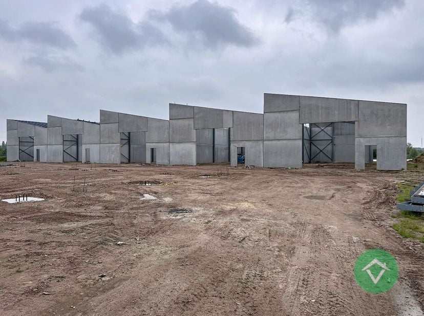 Nieuwe KMO-units te Roeselare, een modern en duurzaam bedrijventerrein bestaande uit 10 loodsen.<br />
In dit nieuwe KMO-park, *ARDOPOORT*, bieden wij