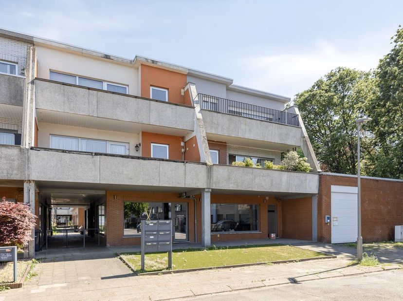 L'appartement que nous proposons à la vente est situé au calme à Hoevenen, à proximité de toutes les commodités importantes telles que les transports