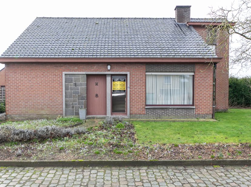 MAISON INDIVIDUELLE - <br />
<br />
Rez-de-chaussée : hall d’entrée, palier, salle de bains, deux chambres, cuisine, séjour, WC, débarras, véranda. Ga