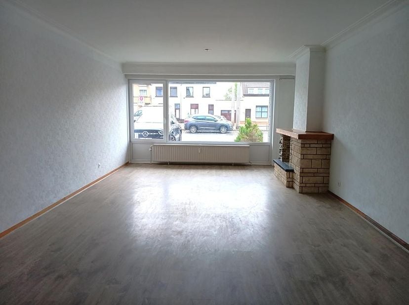 Zonnig en ruim glv appartement met 1 slaapkamer en tuin.<br />
Het appartement bestaat uit een inkomhal met ingebouwde kasten, een ruime zonnige woonk