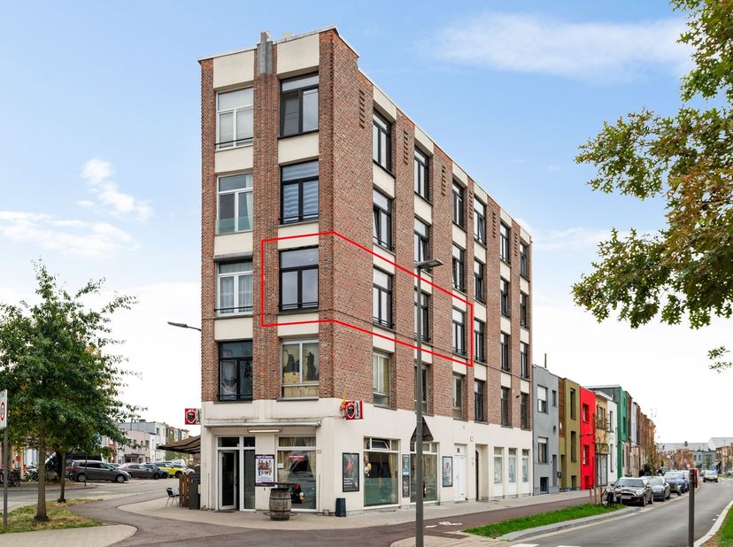 Dit gerenoveerde appartement bevindt zich op de tweede verdieping van een kleinschalig gebouw op de Lakborslei in Deurne. Dankzij de ligging in een ho