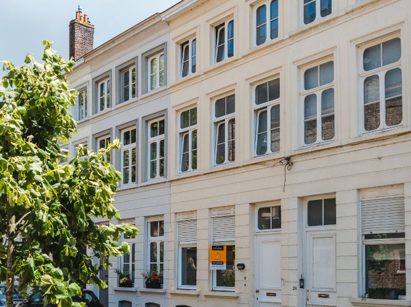 Aan het charmante Sint-Annaplein, met de imposante Sint-Annakerk als overbuur, bevindt zich deze karaktervolle herenwoning. Gelegen in het geliefde Si