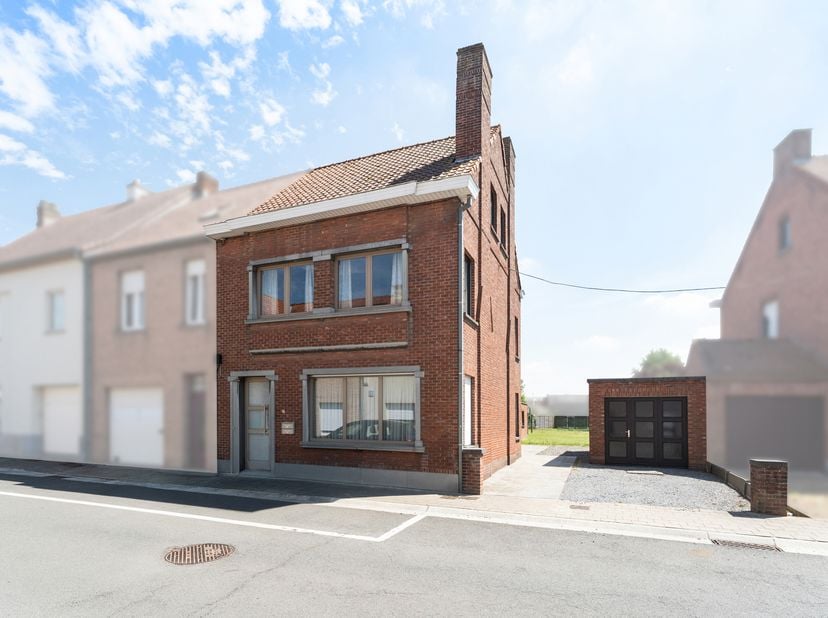 Deze woning met diepe tuin in de Dertig Zilverlingenstraat in Tielt, bevindt zich op een gunstige locatie vlakbij winkels, scholen en het station en i