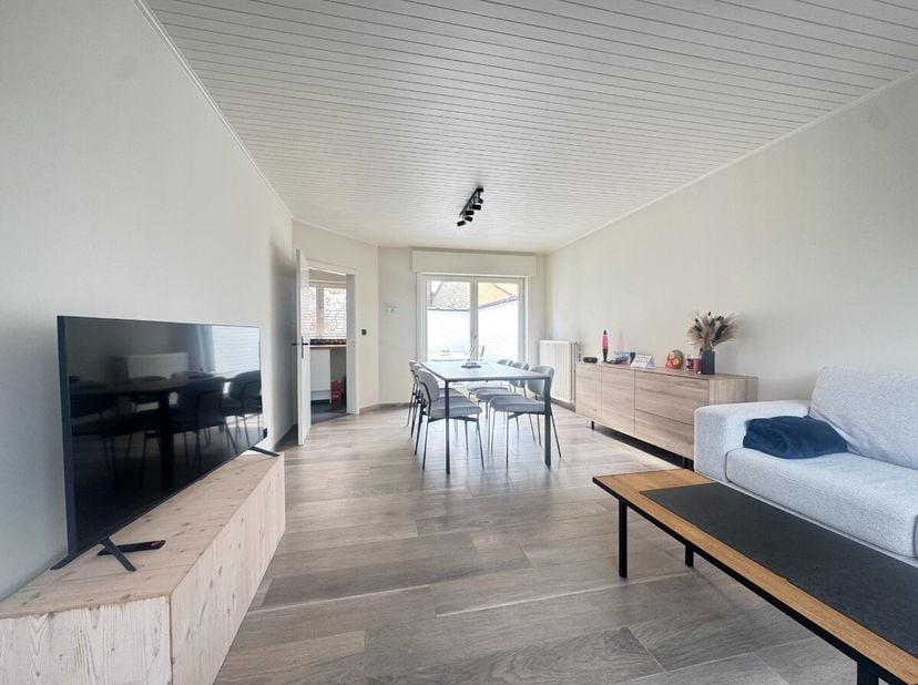 Wevelgem - Instapklare woning met garage en 3 slaapkamers te koop.Wie op zoek is naar een woning waar comfort en praktisch gemak hand in hand gaan, is