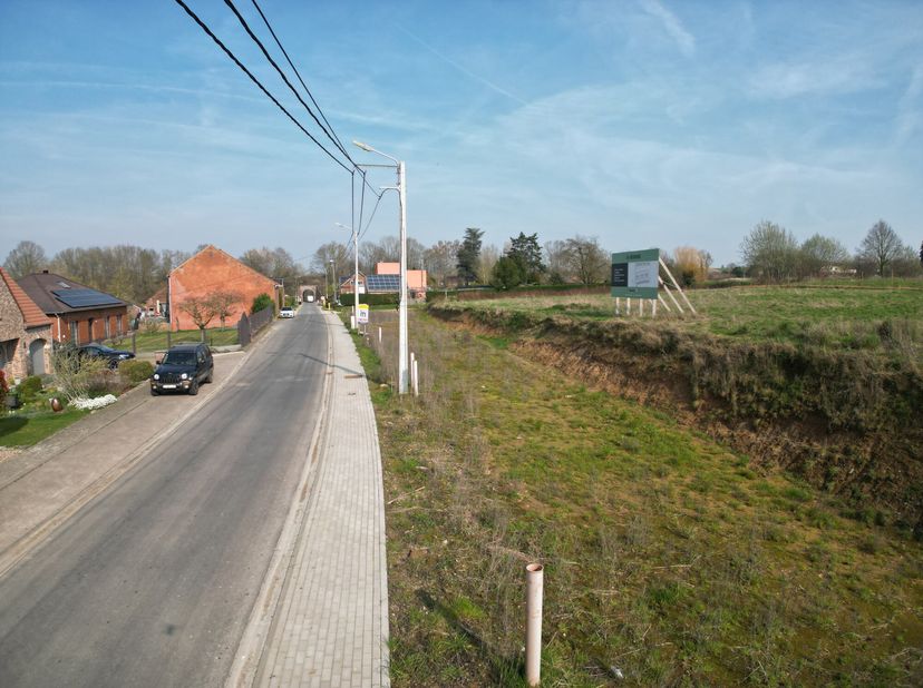 Ideaal gelegen op het platteland in een zeer rustige omgeving, prachtig uitzicht op de velden, nieuw bouwgrond voor een ruime woning met 3 gevels. Zee