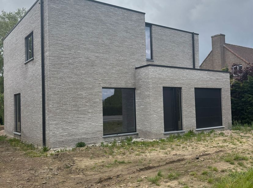 Gelegen in het gehucht van Zonnebeke, de 'Bresende', vlakbij de verbindingsweg richting Passendale - Moorslede en Ieper mag ik met uitermate veel trot