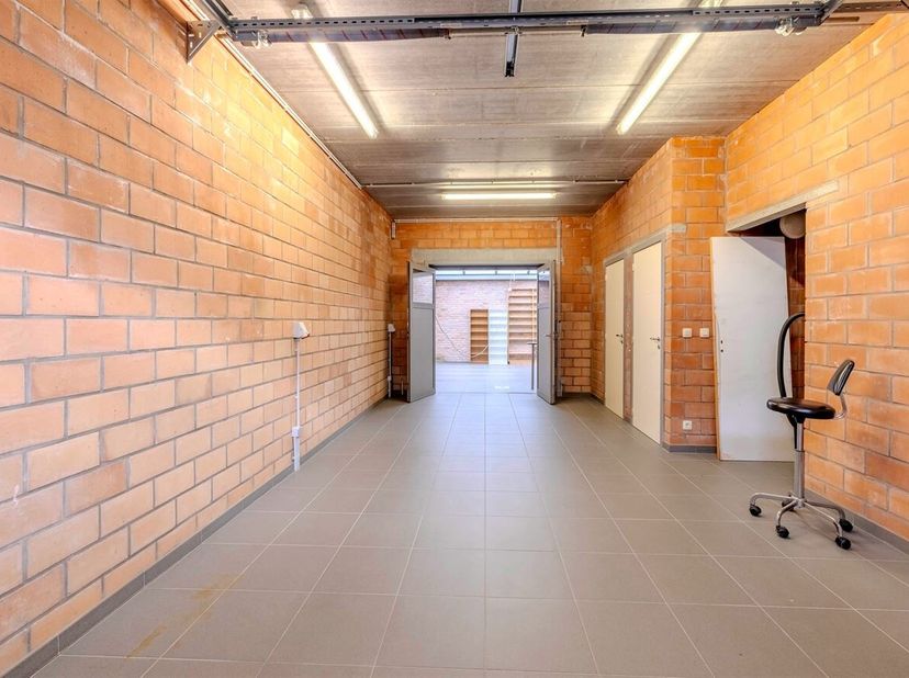 Recente woning met 2 slaapkamers en ruime garage vlakbij het centrum van Berlaar-Heikant. Ideaal als opslagplaats/werkatelier voor zelfstandigen omwil