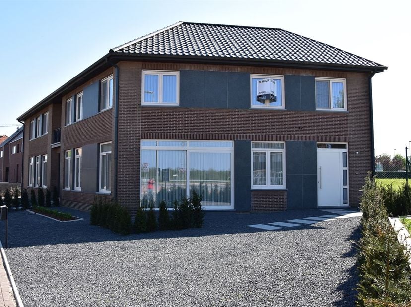 Deze woning werd gerenoveerd, en is instapklaar, geschilderd, met gordijnen en verlichting.<br />
<br />
Indeling : inkomhal, wc, woonkamer met open k