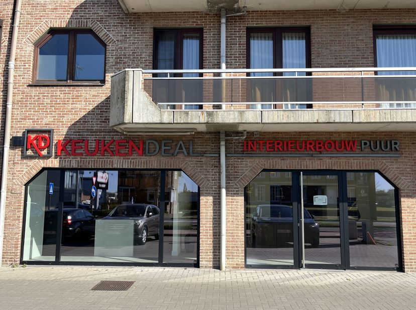 Ce magasin ou showroom prêt à l’emploi de 164 m² est situé au début de la très fréquentée Genkersteenweg à Hasselt, entre plusieurs enseignes reconnue