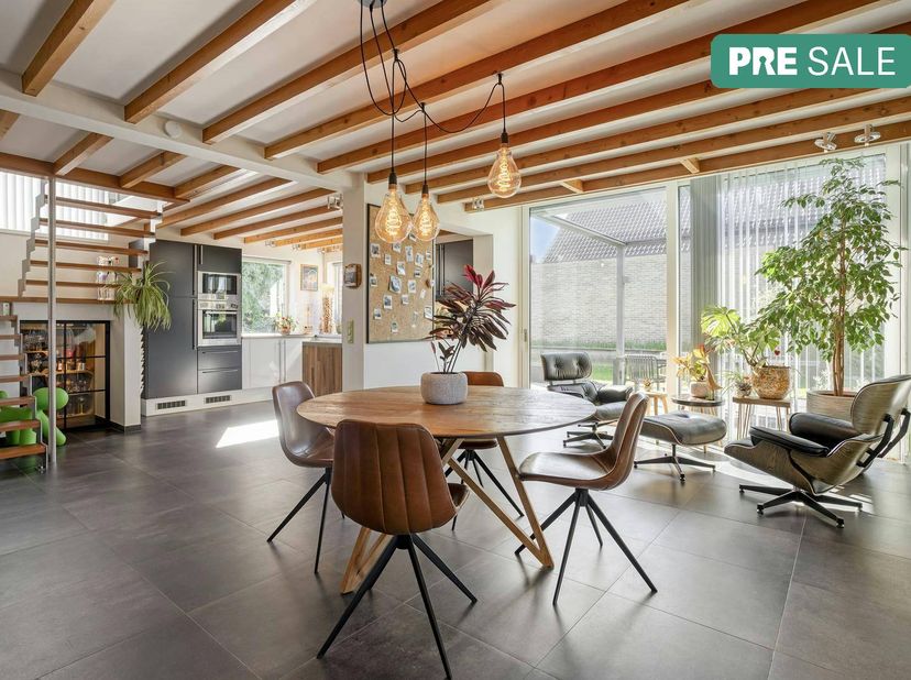 Deze volledig instapklare woning is ideaal voor wie op zoek is naar iets unieks met karakter en een hoogwaardige afwerking. Met een bewoonbare oppervl