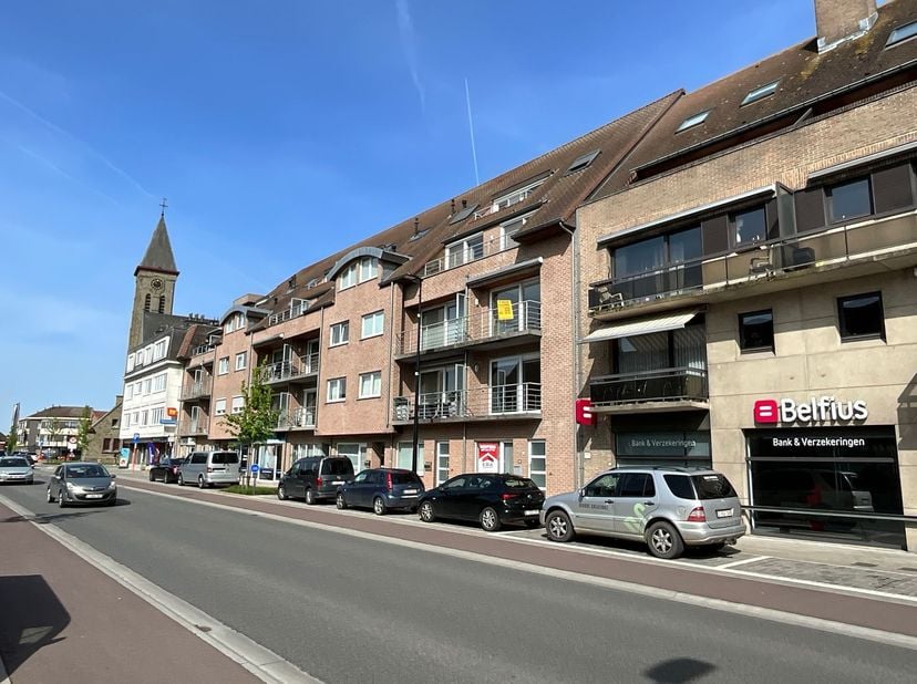 Prachtig appartement in het centrum van Oostrozebeke. Inkomhal met afzonderlijk gastentoilet, ruime living met uitzicht op een mooi terras. Terras met