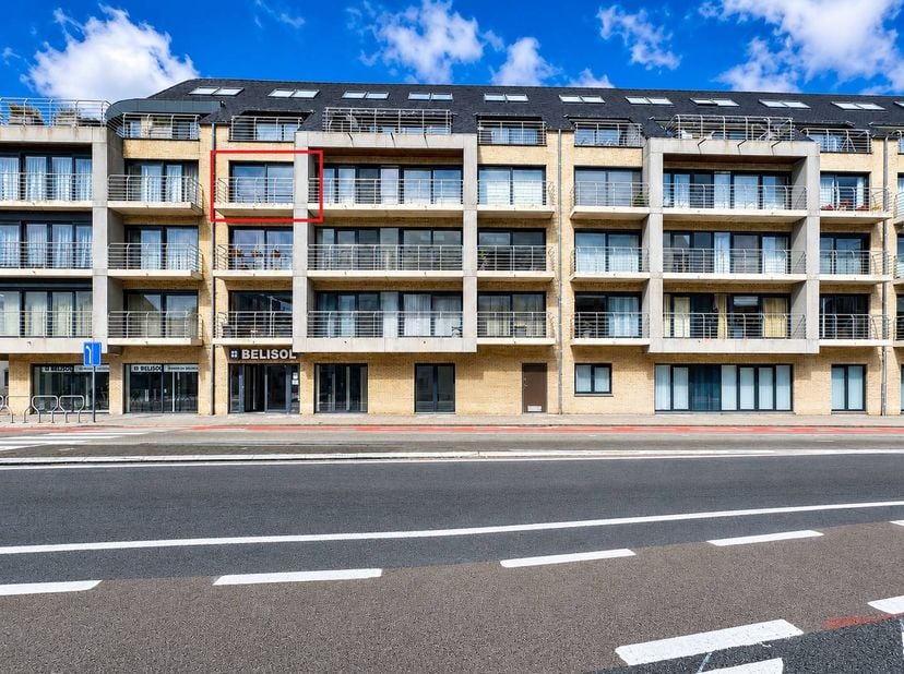 Dit lichtrijke en ruim 2 slaapkamer appartement is gelegen in een rustige residentie(met lift) te Oostende. Dankzij de uitstekende en centrale ligging