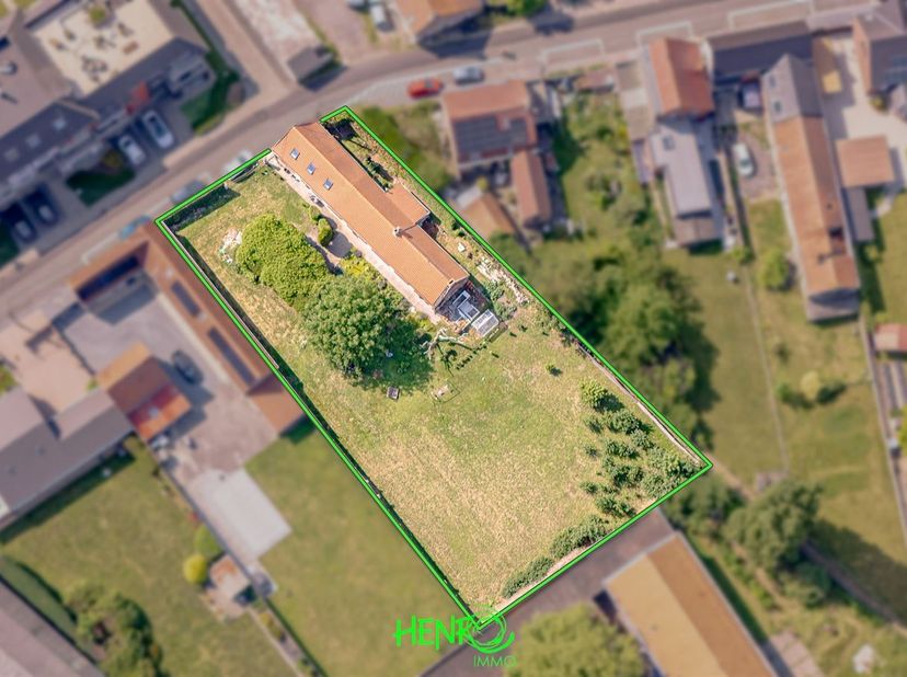 Situé sur un superbe terrain de 1.700 m² bénéficiant d'une excellente orientation, cet ensemble immobilier se compose de deux habitations offrant un f