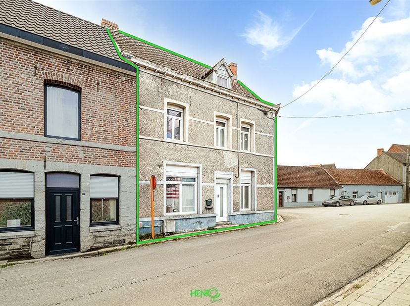 Grande maison idéalement située au coeur d'Antoing, à proximité immédiate de toutes les commodités accessibles à pied. Parking aisé.<br />
Vous trouve