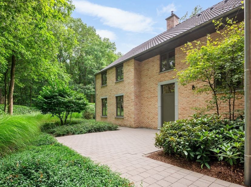 Op een aantrekkelijke locatie aan de Essensteenweg in Kapellen vinden we deze ruime en stijlvolle woning, gelegen op een mooi perceel en met een bijzo