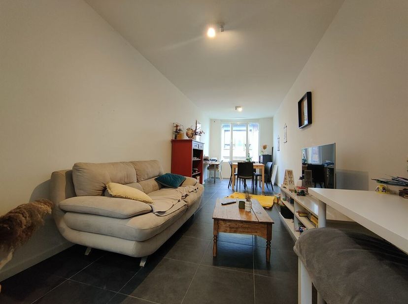 Henro-Immo vous propose cette maison bel étage, idéalement située à proximité des commerces et de la gare.<br />
Elle se compose comme suit :<br />
Au