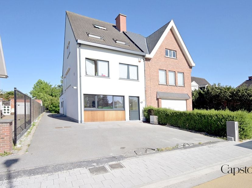 Te koop in Lokeren, Spoele 47: een ruim en instapklaar gelijkvloers appartement met private tuin, gelegen in een bijzonder rustige omgeving. Dit recen