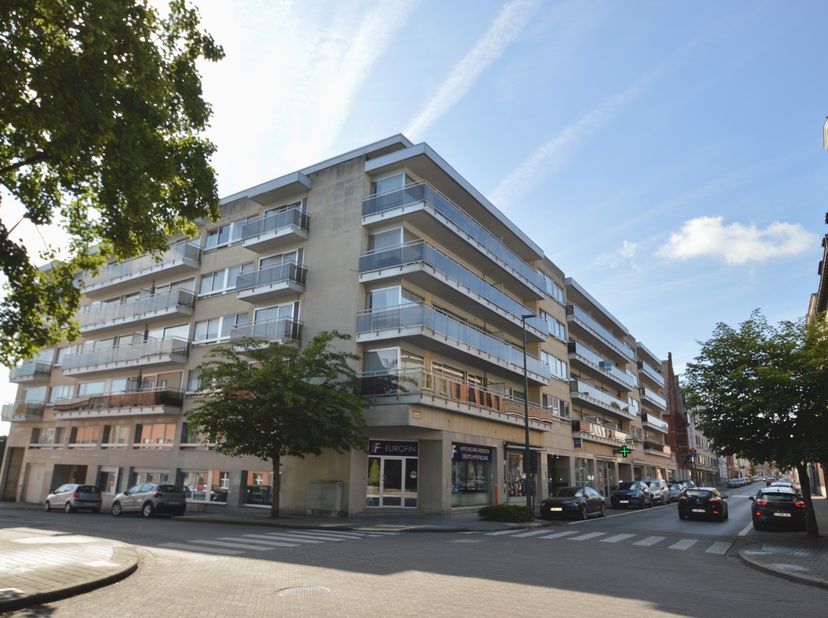 Bent u op zoek naar de perfecte locatie voor uw winkel, kantoor of praktijk? Deze handelsruimte, pal in de stadskern van Ronse, biedt u de visibilitei