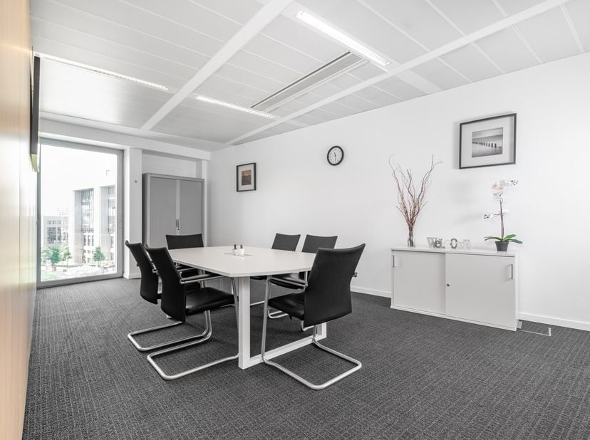 Volledige toegang tot professionele kantoorruimte voor 10 werknemers in Regus Schuman<br />
<br />
Dit aanbod omvat een eigen kantoorruimte met servic