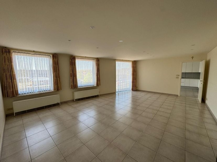 Appartement te huur in Zulte, gelegen aan de Staatsbaan, met vlotte verbinding naar invalswegen. Dit appartement uit 1994 biedt een praktische indelin