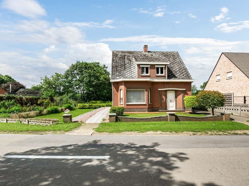 Te renoveren open bebouwing met 3 slaapkamers en garage in Mol<br />
<br />
<br />
Locatie:<br />
<br />
 Deze woning is rustig gelegen aan de Gompe