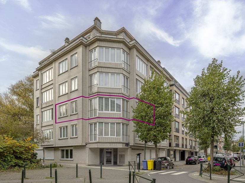 Aangenaam appartement met 2 slaapkamers in Sint-Jans-Molenbeek Gelegen op de tweede verdieping – met lift. Dit gezellige tweeslaapkamerappartement bev