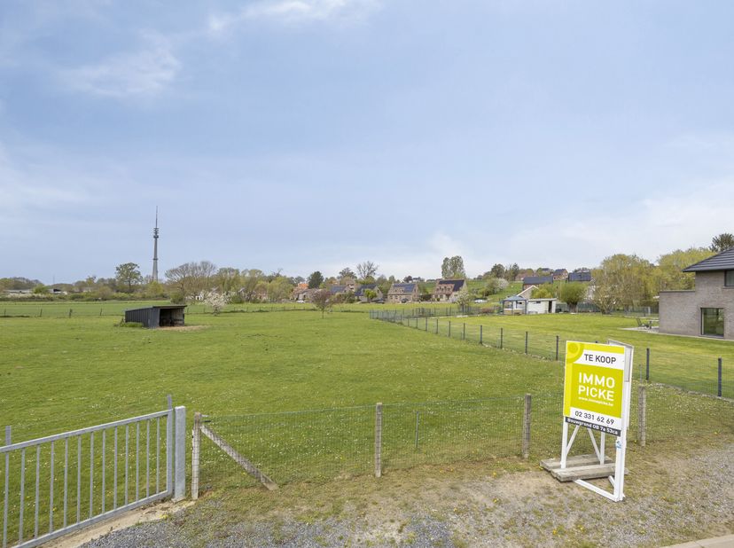 Immo Pické biedt U dit perceel bouwgrond aan voor een open bebouwing (7a 53ca) gelegen in een uiterst rustige straat en met een prachtig zicht op acht
