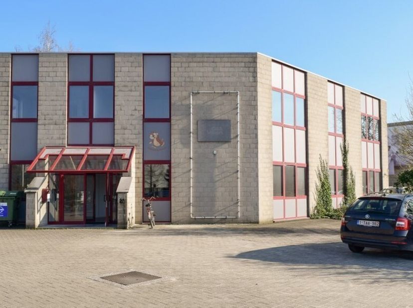 151m² kantoor op het verdiep (uitbreidbaar tot 643m²)<br />
Ligging: op hoek Wayenborgstraat en Zandvoortstraat in industriezone Mechelen-Noord 2, op
