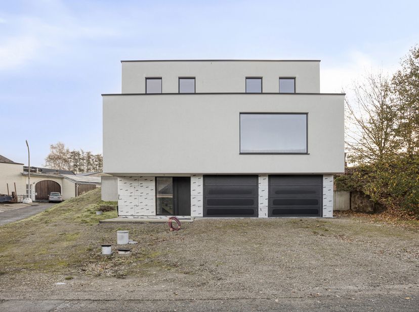 In het charmante, landelijk gelegen Vreren bevindt zich deze uitzonderlijke villa die uitblinkt in doordacht design en eigentijds wooncomfort. De woni