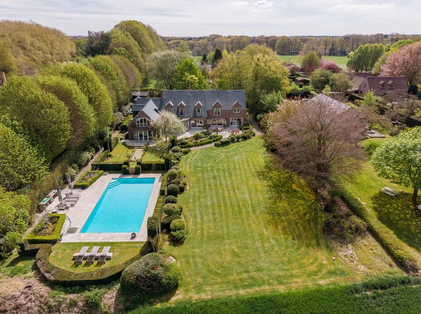 Gelegen in Ohain, betoelt deze woning van ongeveer 530 m² door zijn royale volumes en zijn lichtinval, op een prachtig terrein van ± 41 are dat toegan