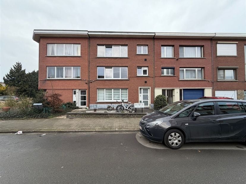 Indeling: Leef- en eetruimte, open keuken, 1 slaapkamer, badkamer, bergruimte.<br />
Beschrijving: Dit lichtrijke appartement is gelegen op de eerste