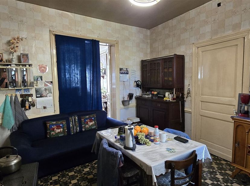 Immeuble à rénover sis en plein centre-ville de Péruwelz.<br />
Cet immeuble de 195m² se compose comme suit :<br />
Au rez-de-chaussée : hall d'accuei