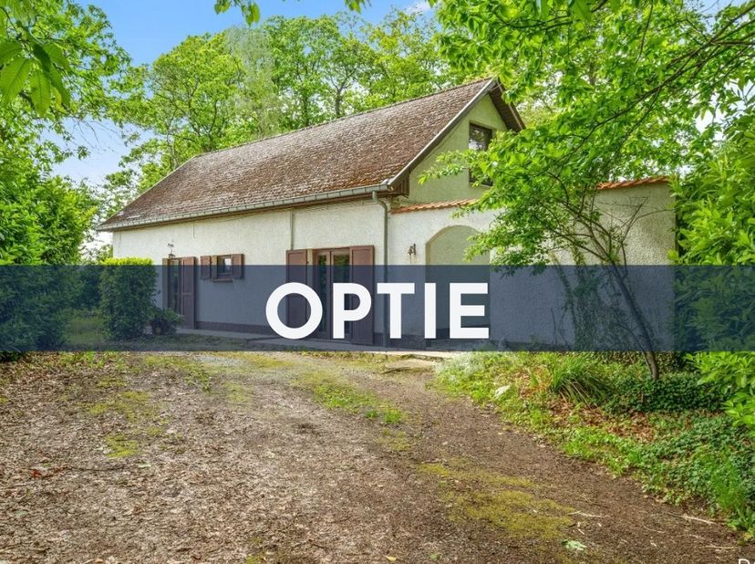 *** SOUS OPTION - PLUS DE  VISITES POSSIBLE ***<br />
<br />
Au cœur d'un environnement exceptionnellement calme et boisé se trouve cette maison indiv